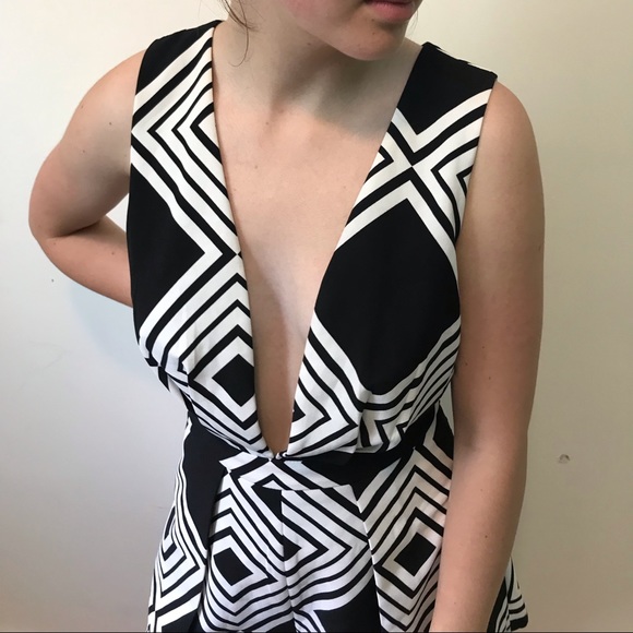 Short mini skirt look 60’s dream outfit! Graphic, classy and elegant and cool. - Picture 3 of 17